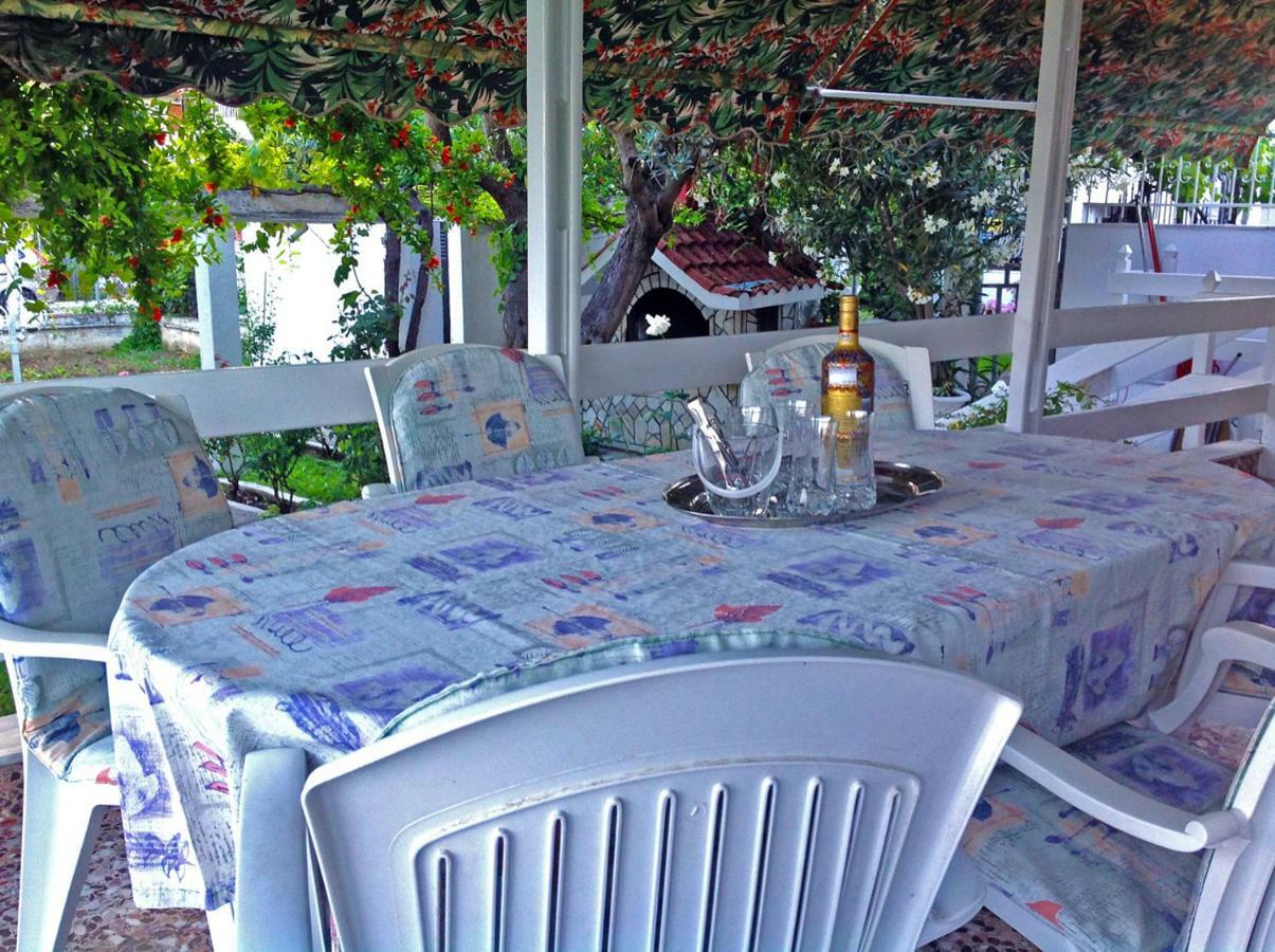 Villa Fofo - Beautiful Sea Front Villa With 650M2 Garden Nea Kallikrateia Kültér fotó