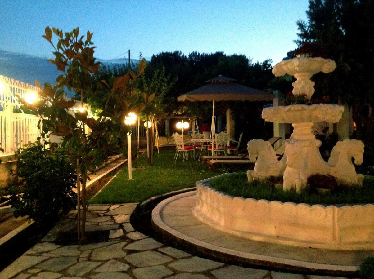 Villa Fofo - Beautiful Sea Front Villa With 650M2 Garden Nea Kallikrateia Kültér fotó