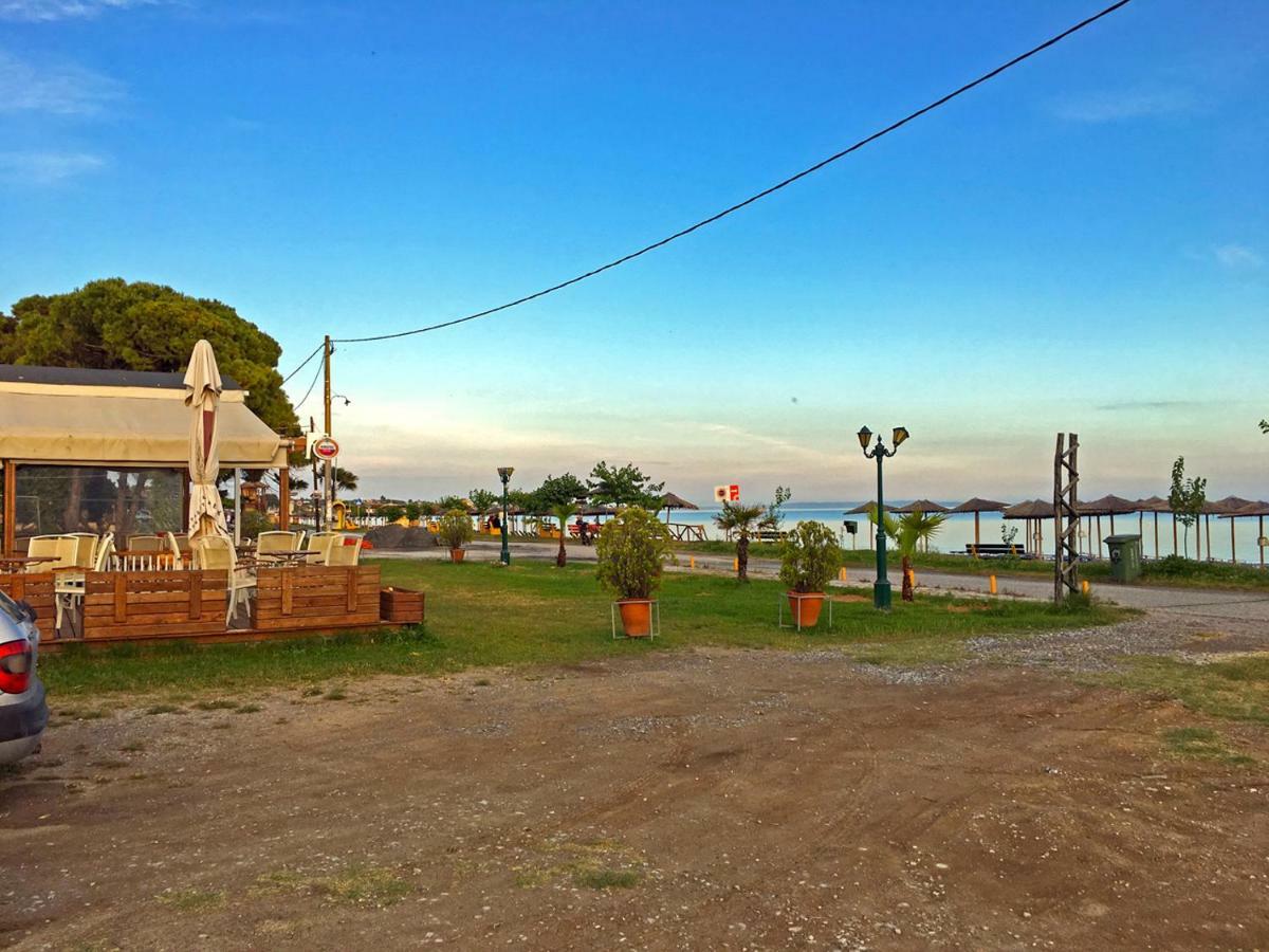 Villa Fofo - Beautiful Sea Front Villa With 650M2 Garden Nea Kallikrateia Kültér fotó