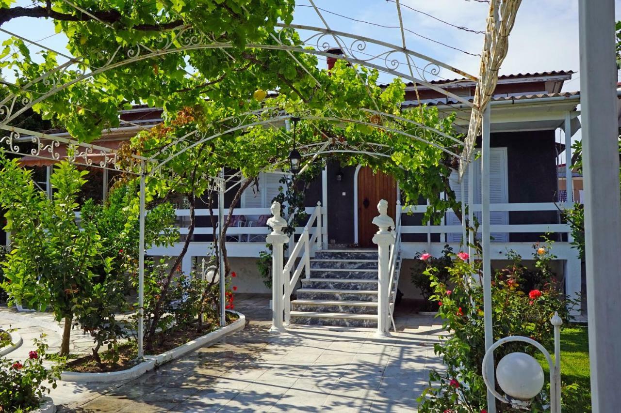 Villa Fofo - Beautiful Sea Front Villa With 650M2 Garden Nea Kallikrateia Kültér fotó