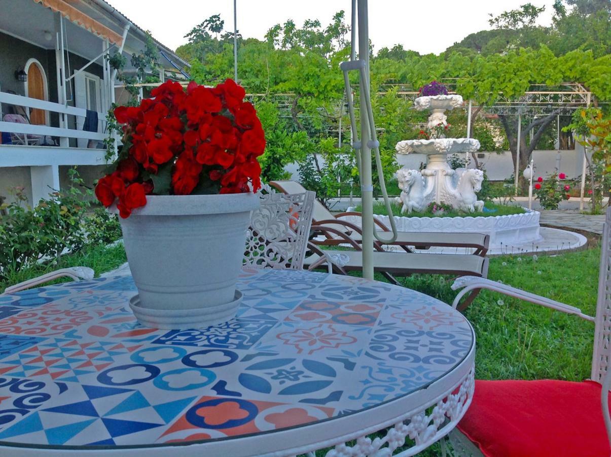 Villa Fofo - Beautiful Sea Front Villa With 650M2 Garden Nea Kallikrateia Kültér fotó