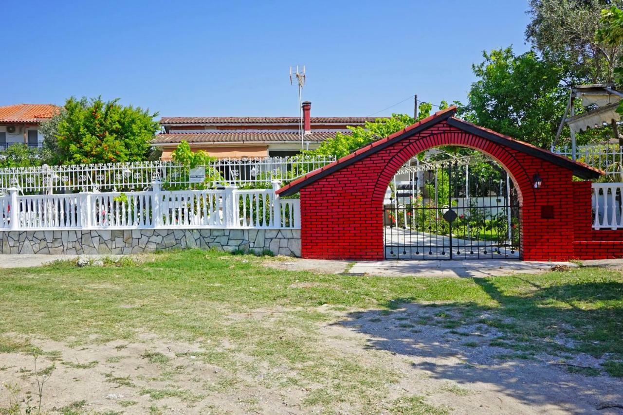 Villa Fofo - Beautiful Sea Front Villa With 650M2 Garden Nea Kallikrateia Kültér fotó