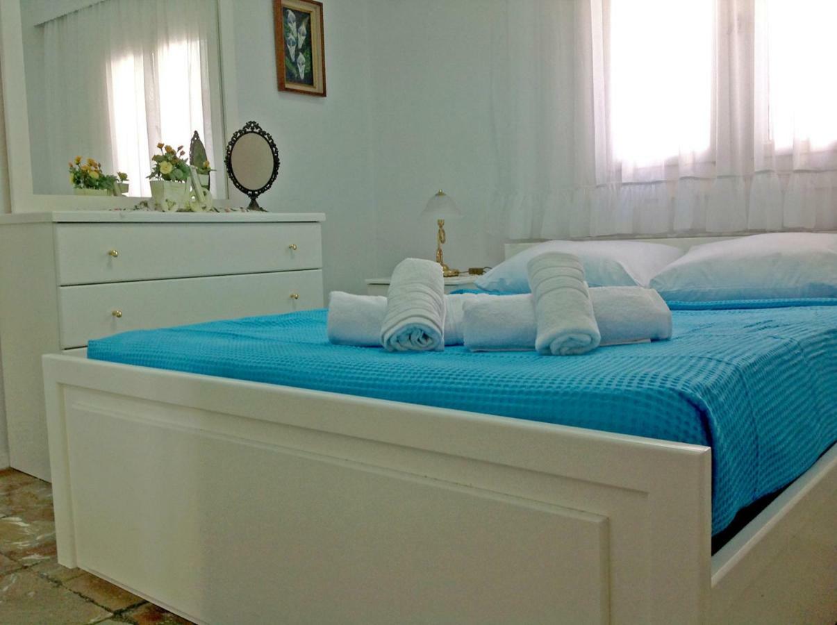 Villa Fofo - Beautiful Sea Front Villa With 650M2 Garden Nea Kallikrateia Kültér fotó