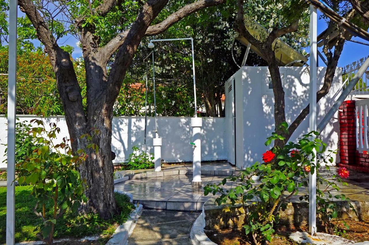 Villa Fofo - Beautiful Sea Front Villa With 650M2 Garden Nea Kallikrateia Kültér fotó