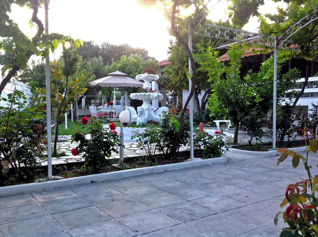 Villa Fofo - Beautiful Sea Front Villa With 650M2 Garden Nea Kallikrateia Kültér fotó