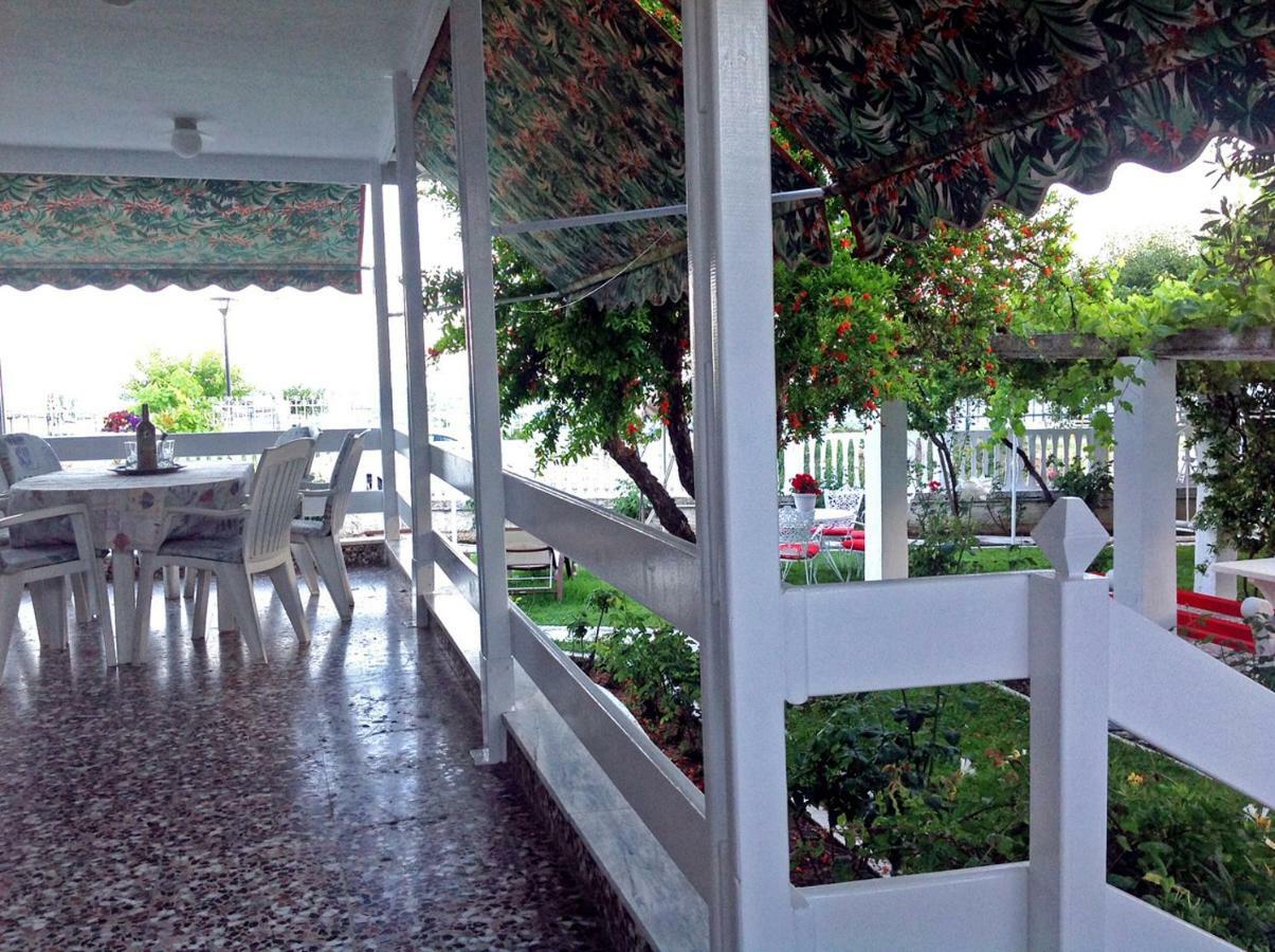 Villa Fofo - Beautiful Sea Front Villa With 650M2 Garden Nea Kallikrateia Kültér fotó