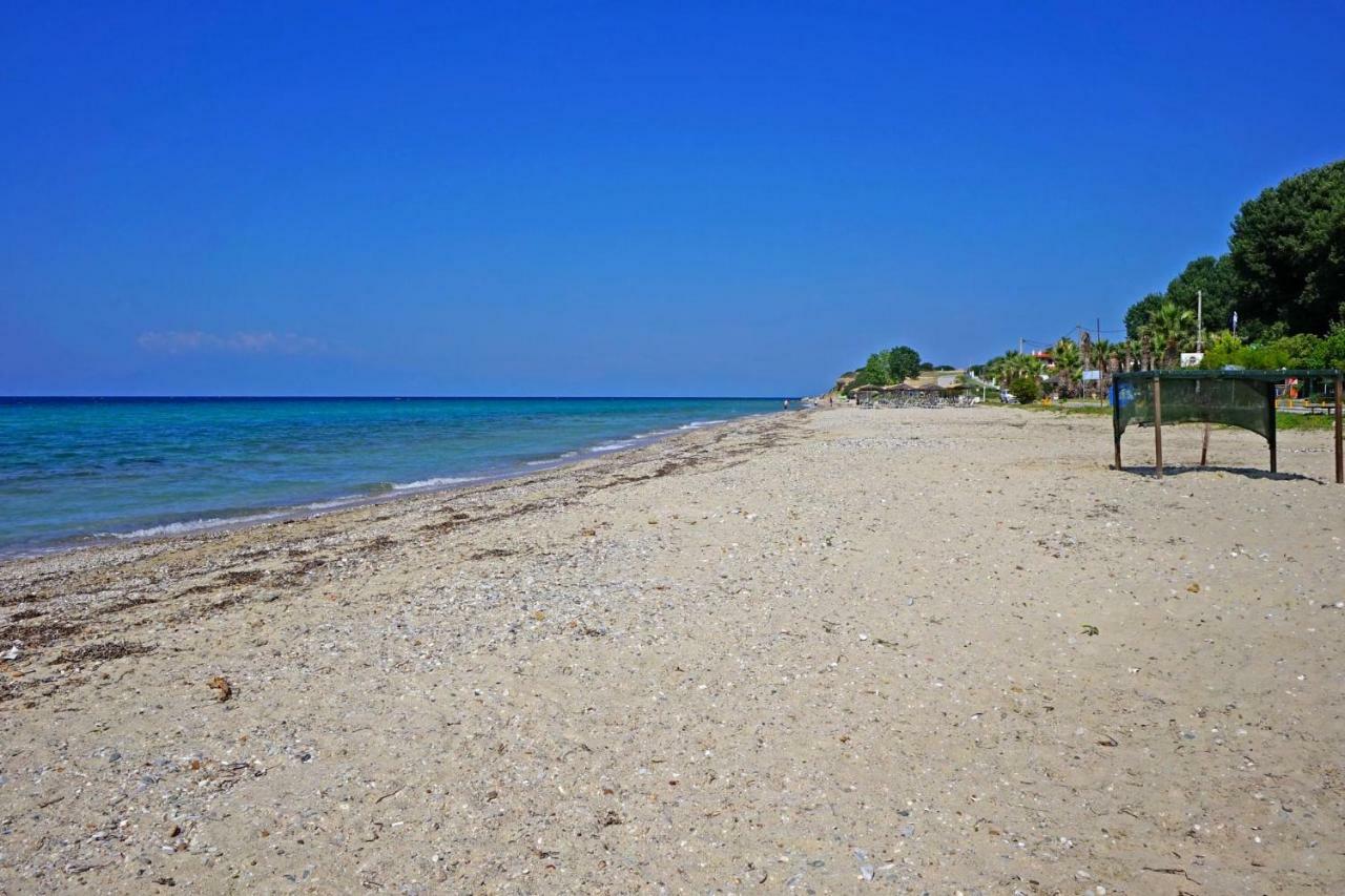 Villa Fofo - Beautiful Sea Front Villa With 650M2 Garden Nea Kallikrateia Kültér fotó
