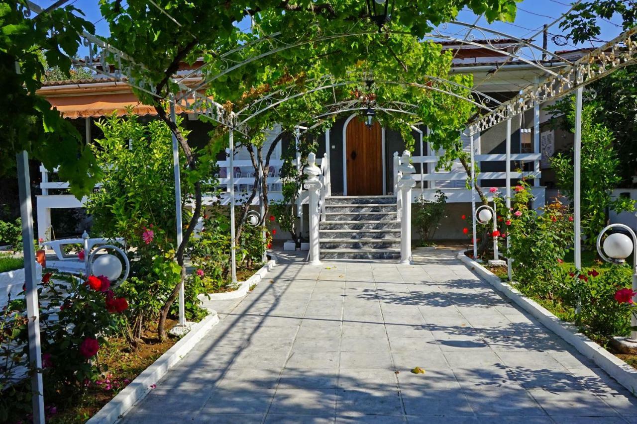 Villa Fofo - Beautiful Sea Front Villa With 650M2 Garden Nea Kallikrateia Kültér fotó